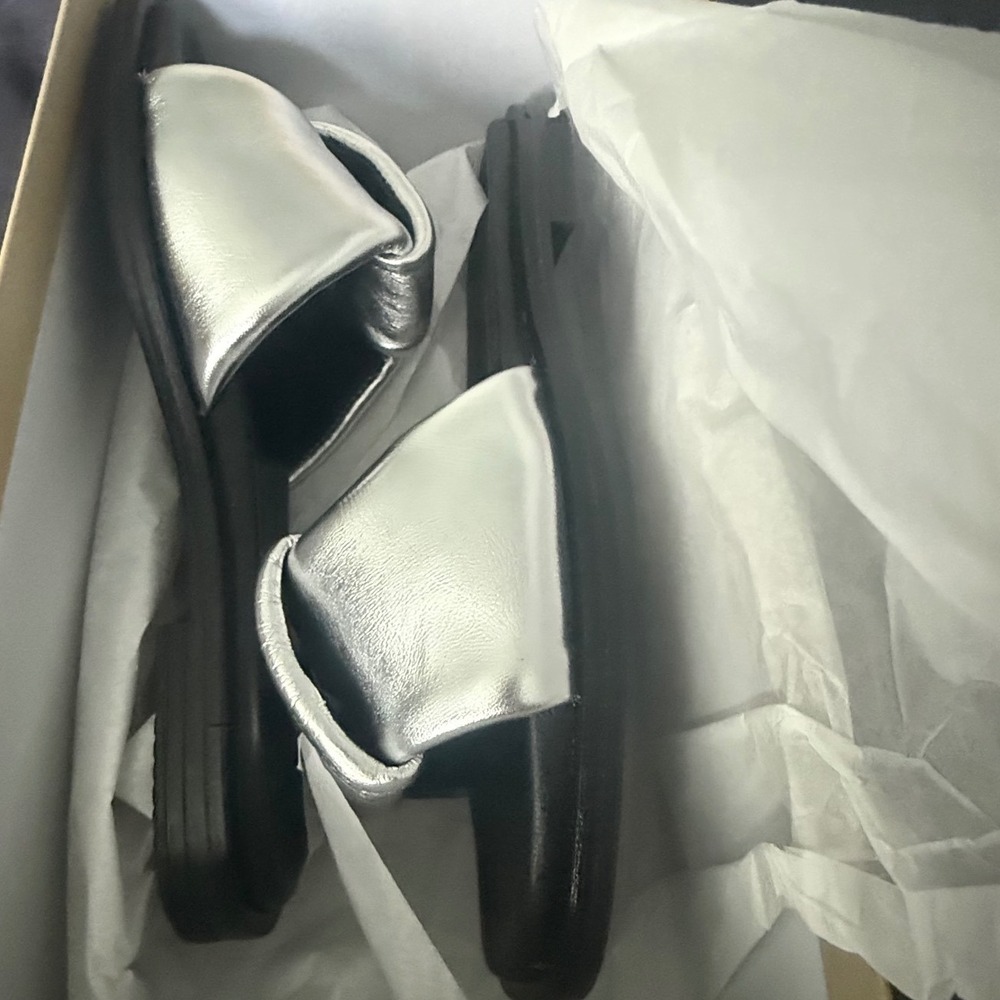 La Canadienne Farrah Silver Leather Slide Sandals Womens 6 Metallic - Picture 5 of 6